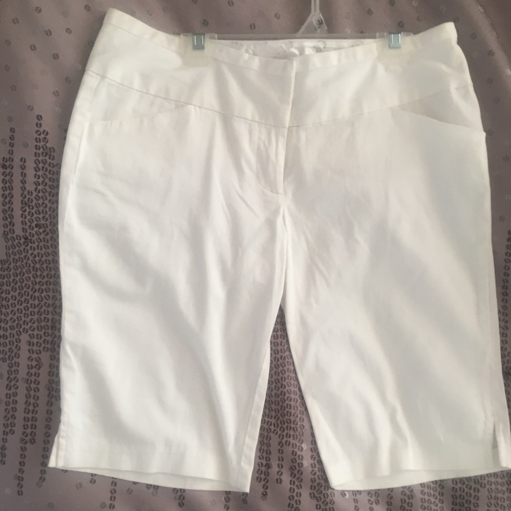 💕 NWOT Guess Bermuda white shorts💕
